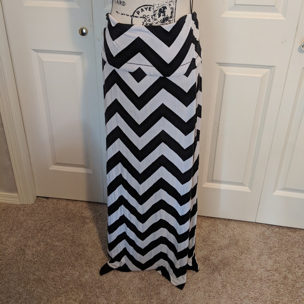 Black & White Chevron Stripe Maxi Skirt